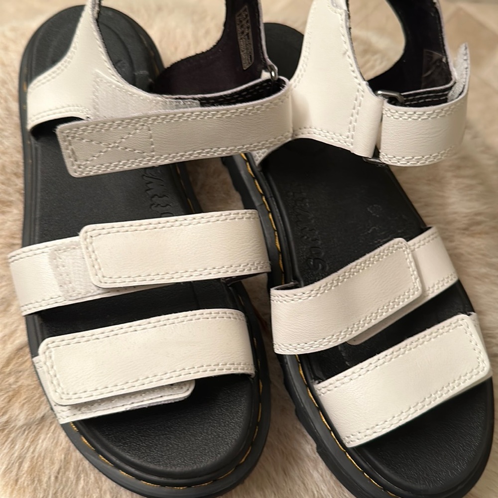 Kids white sandals Fit like women’s size 6